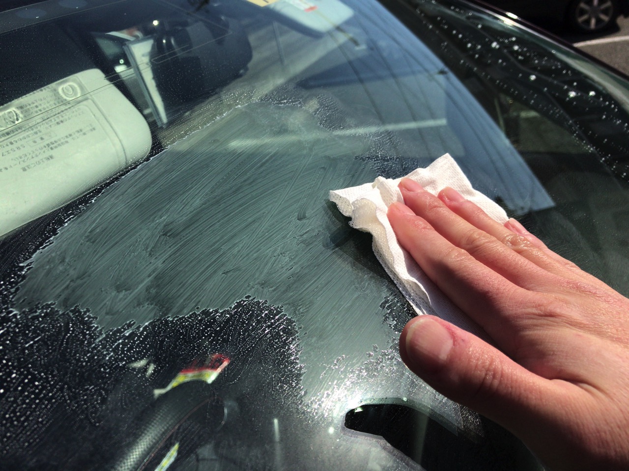 車のガラスの油膜取りを簡単にするにはクロス式がおすすめ 軽度の汚れならこれで十分 自動車メンテナンスお役立ち情報blog