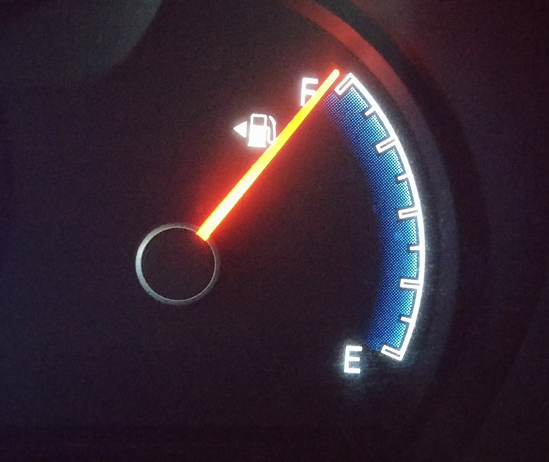 ガソリンの給油ランプがついてから何キロ走れる 慌てなくても大丈夫 自動車メンテナンスお役立ち情報blog