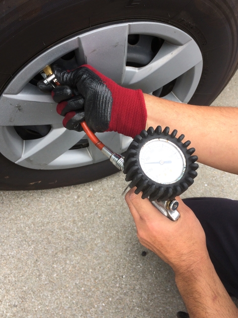 タイヤ空気圧の入れ方を解説 セルフスタンドで無料で簡単に出来ます 自動車メンテナンスお役立ち情報blog