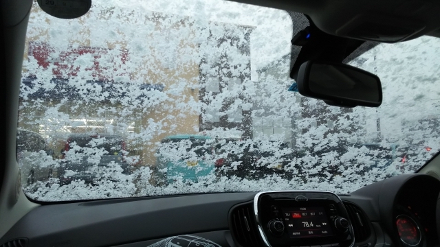フロントガラスの凍結にはお湯 スプレー それとも力技 おすすめの解氷方法はどれ 自動車メンテナンスお役立ち情報blog